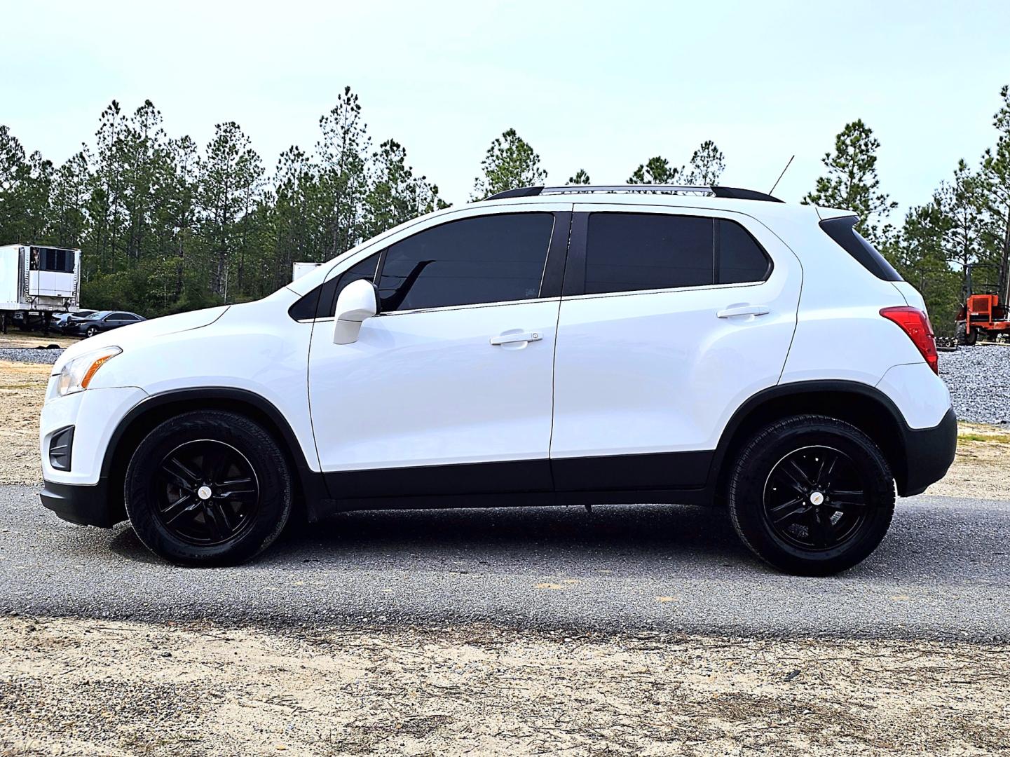 2016 White Chevrolet Trax LT (KL7CJLSB9GB) with an 1.4L L4 DOHC 16V engine, Automatic transmission, located at 18001 Kellogg Rd, Saucier, MS, 39574, (228) 832-1441, 39.421459, -76.641457 - Photo#4